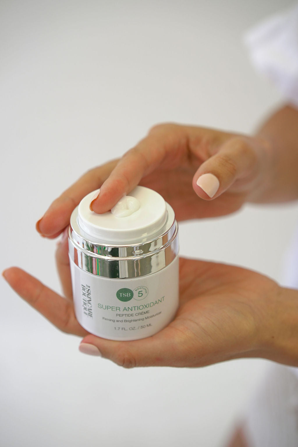 SUPER ANTIOXIDANT PEPTIDE CREME BEING USED